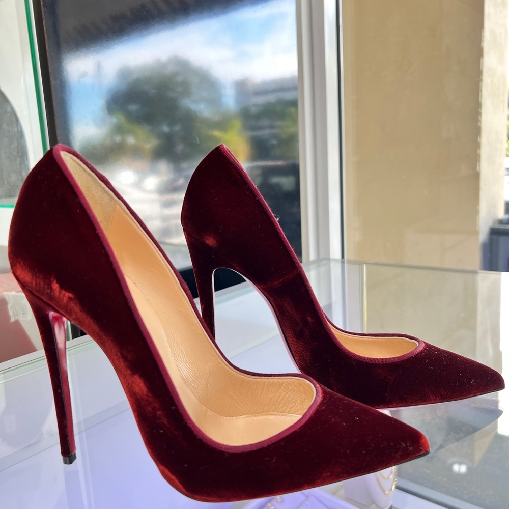 Shoes women high heels .Magnificent velvet shoes Christian Louboutin.
Size 38 EU